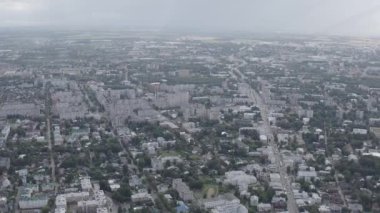 Kostroma, Rusya. Kostroma şehrinin tarihi merkezi üzerinde uçuş. Gökkuşağı ve Volga Nehri. 4K