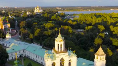 Yaroslavl, Rusya. Yaroslavl Spaso-Preobrazhensky Manastırı (Spaso-Yaroslavl Manastırı) antik bir erkek manastırı. Gün batımı zamanı. 4K