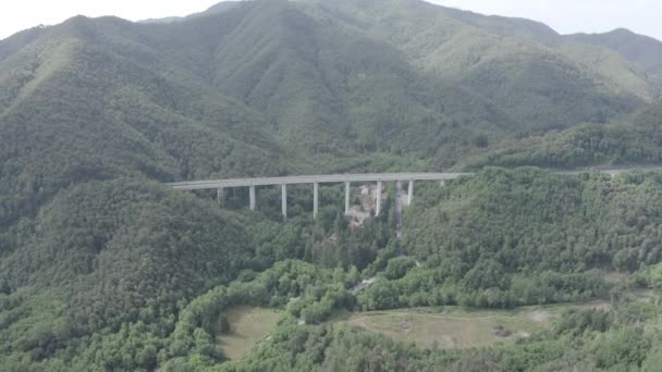 Italien, Provinz La Spezia, A12. Europastraße E80 (Transeuropäische Autobahn oder TEM). Bergstrecke mit Brücken und Tunneln. 4K — Stockvideo