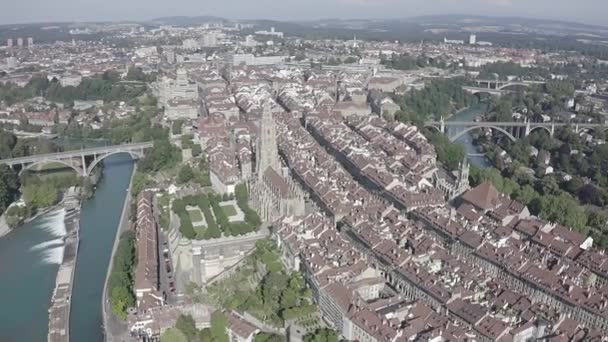 Berna, Suíça. Catedral de Bernese. Centro histórico da cidade, vista geral — Vídeo de Stock