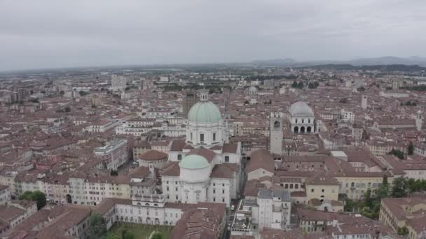 Brescia, Itálie. Katedrála Santa Maria Assunta. Letí nad městem za oblačného počasí. 4K — Stock video