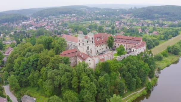 Dolly zoom. Krakow, Polonya. Vistula Nehri kıyısındaki Benedictine Abbey (Tynets). Benedikt manastırı 1044 yılında kuruldu. — Stok video