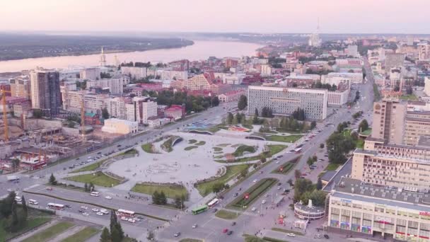 Perm, Rusia. Perm City Center Park City Esplanade (en inglés). Edificio de Administración Territorial de Perm. 4K — Vídeo de stock