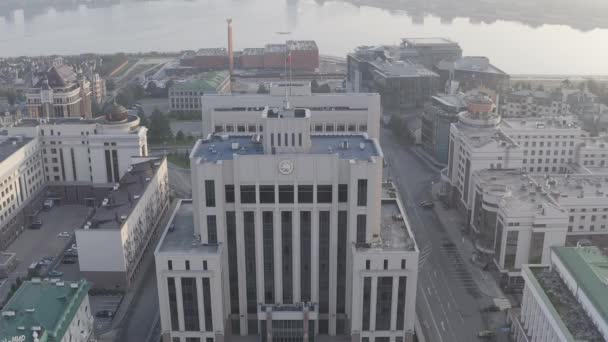 喀山，俄罗斯。凌晨从空中俯瞰鞑靼斯坦共和国内阁大楼的情况。4K — 图库视频影像