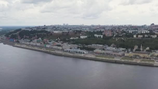 Nizjni Novgorod, Rusland. Panorama van de stad vanuit de lucht. Tekst op het gebouw, vertaald in het Nederlands - Nizjni Novgorod. 4K — Stockvideo