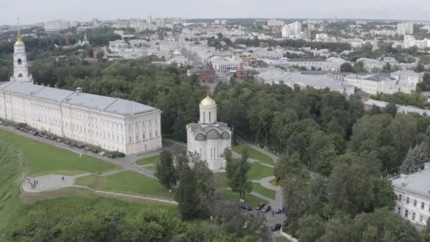 Rusya, Vladimir. Şehrin üzerinde uçuş. Dmitrievsky Katedrali - XII yüzyılın anıtsal Katedrali. 4K — Stok video