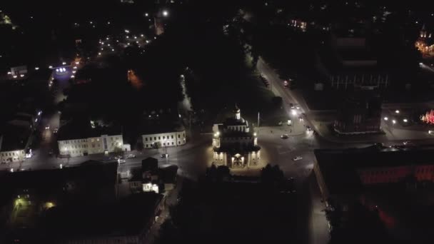 Rusya, Vladimir. Gece şehri havadan. Altın Kapı (Vladimir). 4K — Stok video
