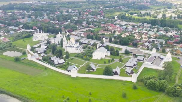 Suzdal, Rusya. Uçuş. Suzdal şehrinin kutsal koruma manastırı. 4K — Stok video