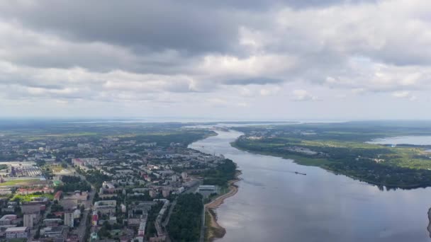 Rybinsk, Russia. Fiume Volga, all'orizzonte il sistema di serrature del bacino idrico Ryascar koye. 4K — Video Stock