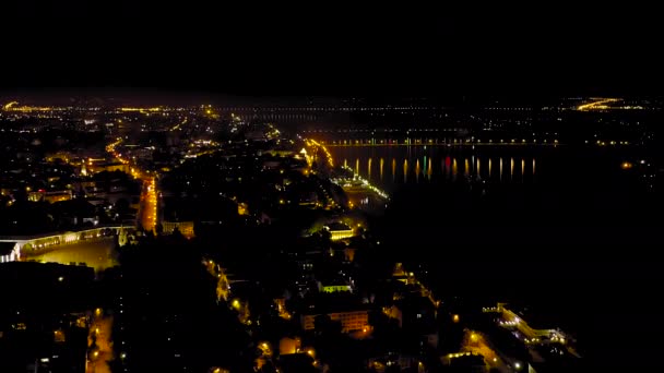 Jaroslavl, Rusland. Luchtfoto van het centrale district van Yaroslavl. Stadslichten 's nachts. 4K — Stockvideo