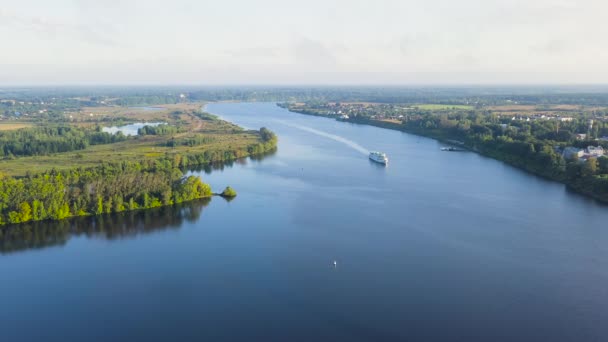 Uglich, Rusko. Uglichské město ze vzduchu. Plavební loď na řece Volze. Brzy ráno. 4K — Stock video