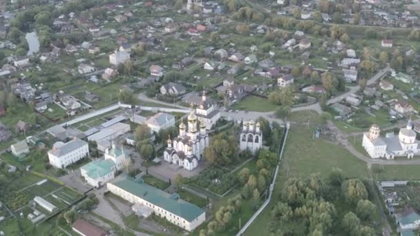 Pereslavl-Zalessky, Russie. Monastère Saint-Nicolas Pereslavsky. Le couvent. À la lumière du soleil couchant. 4K — Video