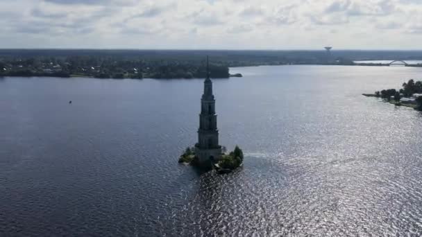 ロシアのカリザイン。カリザイン・ベルタワー。聖ニコラス大聖堂(浸水鐘楼として知られている)の鐘楼。4K — ストック動画