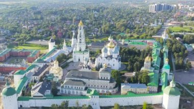Sergiev Posad, Rusya. Trinity-Sergius Lavra, Rus Ortodoks Kilisesi 'nin en büyük erkek manastırıdır. Sergiev Posad şehrinin merkezinde yer almaktadır. Gün batımı ışığı. 4K