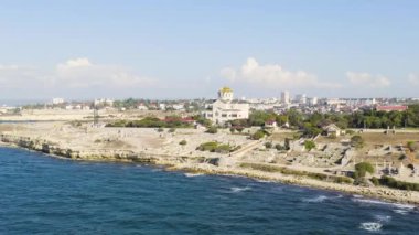 Sivastopol, Kırım. Chersonesos 'taki the the the the the the the Hughmirsky Cathedral. Chersonesus Tauric - Kırım kıyısındaki Herkül yarımadasında antik Yunanlılar tarafından kuruldu. 4K