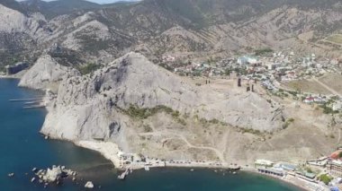 Sudak, Kırım. Sudak 'taki Ceneviz kalesi. Karadeniz kıyısı. 4K