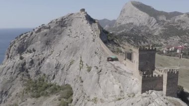 Sudak, Kırım. Sudak 'taki Ceneviz kalesi. 30 hektarın üzerinde bir alana sahip ortaçağ kalesi. Karadeniz kıyısında. 4K