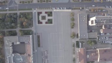 Stavropol, Rusya. Şehrin merkez meydanı. Gün batımı zamanı. 4K