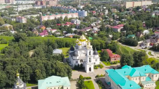 Dmitrov, Rusya. Dmitrov Kremlin 'de bulunan Kutsal Bakire Meryem' in Varsayımı Katedrali. 16. yüzyılın başlarında yapılmış bir mimari anıt. 4K — Stok video