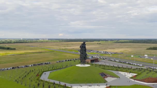 Rzhev, Rusia. El monumento conmemorativo de Rzhev al soldado soviético está dedicado a la memoria de los soldados soviéticos que murieron en batallas cerca de Rzhev en 1942-1943. 4K — Vídeos de Stock