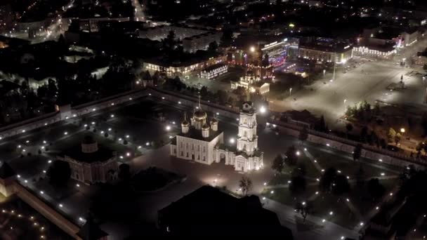Tula, Ryssland. Flygfoto över staden på natten. Tula Kreml, den heliga katedralen. 4K — Stockvideo