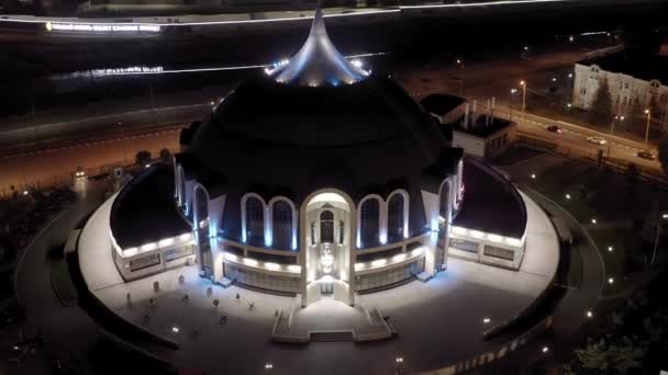 Tula, Rússia. Vista aérea da cidade à noite. Museu Estadual de Armas de Tula. 4K — Vídeo de Stock