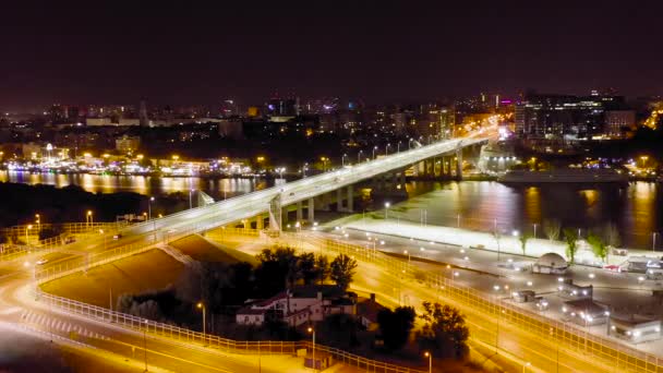 Rostov-sul-Don, Russia. Vista notturna del ponte Voroshilovsky attraverso il fiume Don. 4K — Video Stock