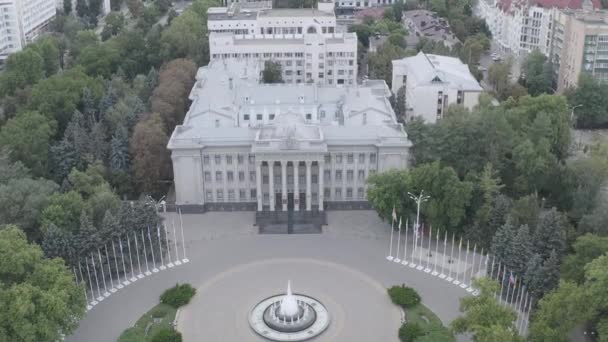 Krasnodar, Rosja. Zgromadzenie ustawodawcze Krasnodaru. Tekst budynku przetłumaczony na język angielski to Zgromadzenie Ustawodawcze. Widok z lotu ptaka. 4K — Wideo stockowe