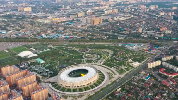 Krasnodar, Rusko. Stadion Krasnodar je fotbalový stadion v parku Krasnodar. Městská světla se rozsvítí. 4K — Stock video