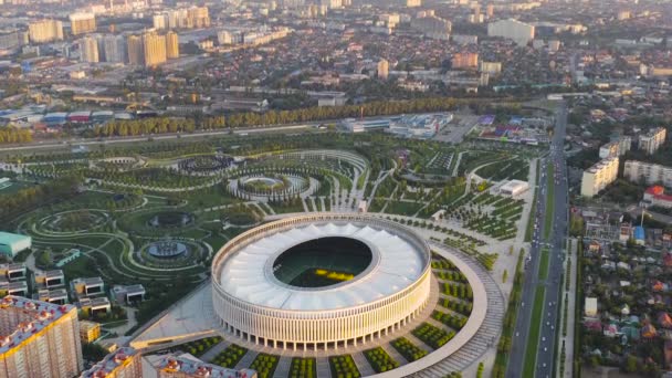 Krasnodar, Rusia - 29 de agosto de 2020: El estadio de Krasnodar es un estadio de fútbol en el parque Krasnodar. Tiempo de puesta del sol.. 4K — Vídeos de Stock