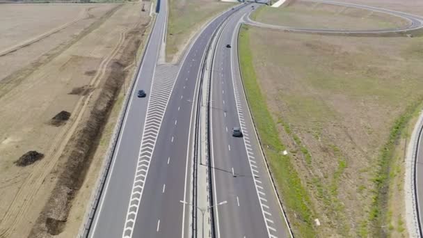 Krym, Primorsky. Nowa autostrada Tavrida. Wymiana samochodów. 4K — Wideo stockowe