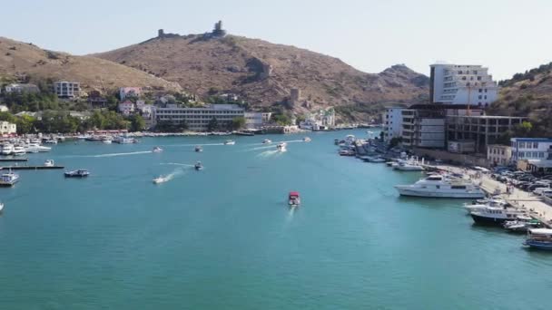 Sevastopol, Crimea. Balaklava Bay z jachtów i łodzi rekreacyjnych. 4K — Wideo stockowe