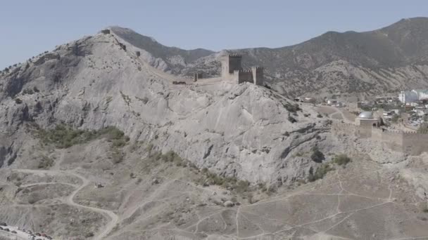 Sudak, Crimeia. Fortaleza genovesa em Sudak. Costa do mar Negro. 4K — Vídeo de Stock