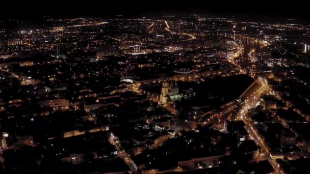 Astracán, Rusia. Campanario del Kremlin Astracán. El Kremlin de Astracán es una fortaleza de piedra blanca construida en el siglo XVI. Buenas noches. 4K — Vídeo de stock