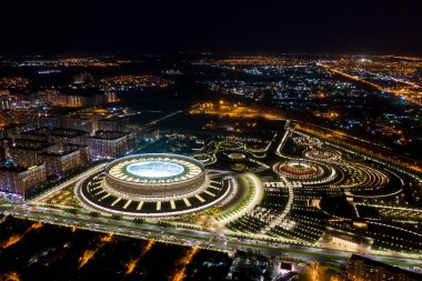 Krasnodar, Rusya - 26 Ağustos 2020: Krasnodar - Krasnodar şehrindeki bir futbol stadyumu. Halk Parkı Krasnodar (Galitsky Parkı). Gece hava görüntüsü