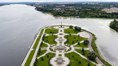 Rusya, Yaroslavl - 14 Ağustos 2020: Strelka (Spit), Yaroslavl 'ın 1000. yıldönümü anıtı. Yaroslavl şehrinin 1000. kuruluş yıldönümü anısına açıldı.  
