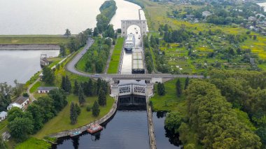 Uglich, Rusya - 16 Ağustos 2020 Uglich Pound Lock. Geçiş yapan gemilerin geçişi. Mavna ve yolcu gemisi, Hava Görüntüsü  