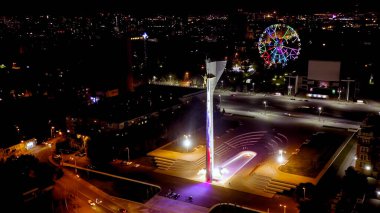 Rostov-on-Don, Rusya - 26 Ağustos 2020: Rostov 'un Kurtarıcılarına. Tiyatro meydanı. Gece görüşü, Hava Görünümü  