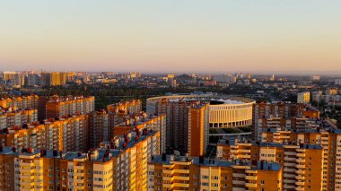Krasnodar, Rusya - 29 Ağustos 2020: Krasnodar Stadyumu, Krasnodar Parkı 'nda bulunan bir futbol stadyumu. Gün batımı zamanı, Hava Görüntüsü  