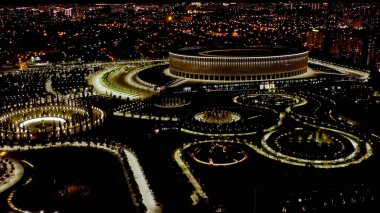 Krasnodar, Rusya - 29 Ağustos 2020: Krasnodar - Krasnodar şehrindeki bir futbol stadyumu. Halk Parkı Krasnodar (Galitsky Parkı). Gece parkın üzerinde uçarken, Aerial View  