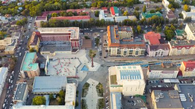 Stavropol, Rusya - 17 Eylül 2020: Haç Şehri Koruyucu Meleği. Alexandrovskaya Meydanı. Gün batımı, Hava Görünümü  