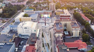 Stavropol, Rusya - 17 Eylül 2020: Haç Şehri Koruyucu Meleği. Alexandrovskaya Meydanı. Gün batımı, Hava Görünümü  