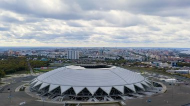 Samara, Rusya - 20 Eylül 2020 Samara Arena Stadyumu. Sonbahar bulutları, Hava Görünümü  