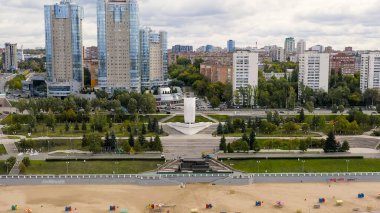 Samara, Rusya - 20 Eylül 2020: Stella Rook. Volga Nehri 'nin kıyısında, Aerial View  