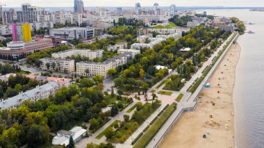 Samara, Rusya - 20 Eylül 2020 Sahil Sahili Prens Grigory Zasekin 'in anıtı. Volga Nehri 'nin kıyısında, Aerial View  