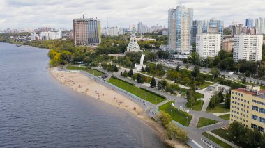 Samara, Rusya - 20 Eylül 2020: Stella Rook. Volga Nehri 'nin kıyısında, Aerial View  