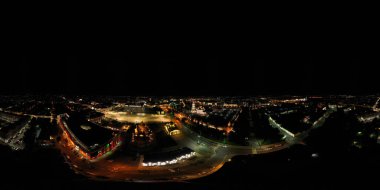 Tula, Rusya - 21 Ağustos 2020: Gece Panorama Havacılık. Büyük şehir ışıkları. Panorama 360