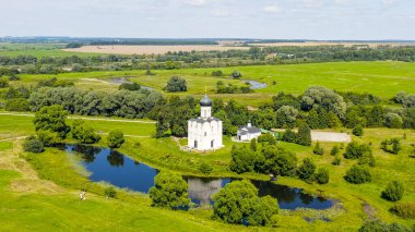 Rusya, Bogolyubovo. Kilisenin Nerl 'deki şefaat görüşü. Ortodoks Kilisesi ve Ortaçağ Rusya 'sının bir sembolü, Havadan Bakış  
