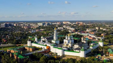 Sergiev Posad, Rusya. Trinity-Sergius Lavra, Rus Ortodoks Kilisesi 'nin en büyük erkek manastırıdır. Sergiev Posad şehrinin merkezinde yer almaktadır. Gün batımı ışığı, Hava Görünümü  
