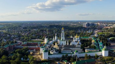 Sergiev Posad, Rusya. Trinity-Sergius Lavra, Rus Ortodoks Kilisesi 'nin en büyük erkek manastırıdır. Sergiev Posad şehrinin merkezinde yer almaktadır. Gün batımı ışığı, Hava Görünümü  